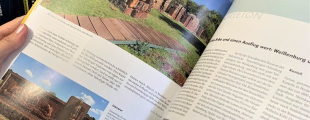 Mitarbeiterin blättert in einer Zeitschrift Mitarbeiterin blättert in einer Zeitschrift