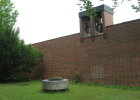 Abb. 2 Nordfriedhof Landshut, Außenmauer der Aussegnungshalle mit Glockenreiter und Weihwasserbehältnis