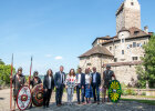 Dr. Suzana Matešić, Christian Wagner, Tanja Schorer-Dremel, Alexander Anetsberger, Dr. Stefanie Berg, Prof. Mathias Pfeil (v. li.), umrahmt von drei Limes-Cicerones, auf der Burg Kipfenberg.