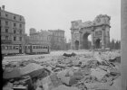 Siegestor im zerstörten Zustand.