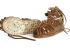 Moderne Nachbildung einer römischen Sandale, genannt Caligae, mit genagelter Schuhsohle. 
