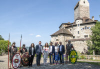 Dr. Suzana Matešić, Christian Wagner, Tanja Schorer-Dremel, Alexander Anetsberger, Dr. Stefanie Berg, Prof. Mathias Pfeil (v. li.), umrahmt von drei Limes-Cicerones, auf der Burg Kipfenberg. Dr. Suzana Matešić, Christian Wagner, Tanja Schorer-Dremel, Alexander Anetsberger, Dr. Stefanie Berg, Prof. Mathias Pfeil (v. li.), umrahmt von drei Limes-Cicerones, auf der Burg Kipfenberg.