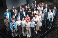 Die Preisträgerinnen und Preisträger der Bayerischen Denkmalschutzmedaille 2025 mit Kunstminister Markus Blume. 