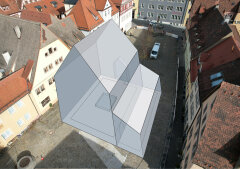 Schematische Rekonstruktion der Synagoge mit Saalbau, Bima und Annex für den Thoraschrein, sowie der südlich anschließenden Frauenabteilung. &copy; Grafik: Roland Linck (BLfD), Drohnenfoto: Stadt Rothenburg. 