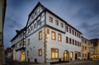 Nord-West-Fassade des Museum Karlstadt, weißes Fachwerkhaus bei Abenddämmerung Nord-West-Fassade des Museum Karlstadt, weißes Fachwerkhaus bei Abenddämmerung