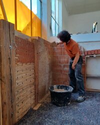 Teilnehmer des Praxisseminars bei einer Übung zu Mörtel