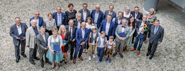 Gruppenfoto der Preisträgerinnen und Preisträger der Denkmalschutzmedaille 2024