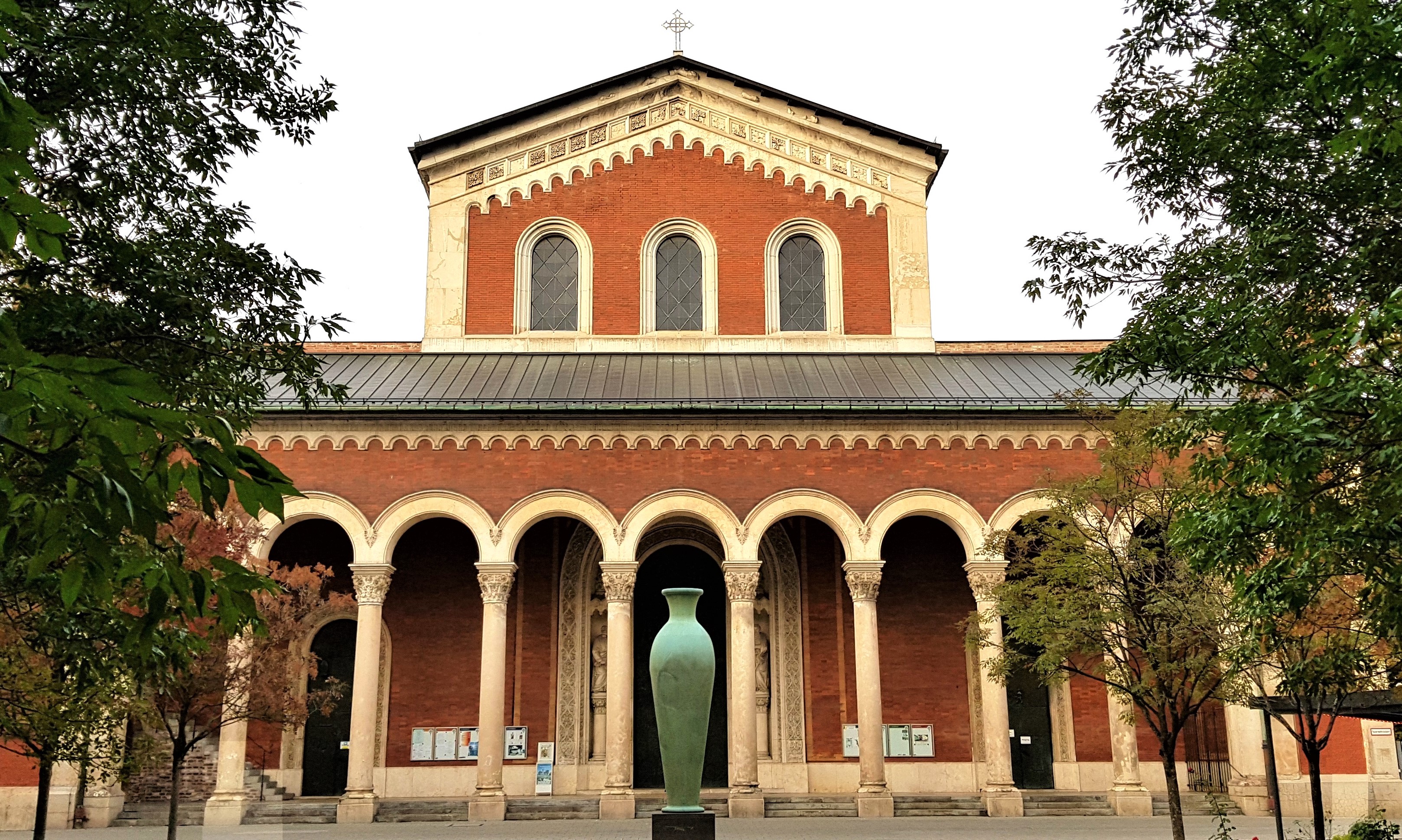 Die Generalsanierung der Benediktinerabtei St. Bonifaz in München wird mit RZBau-Haushaltsmitteln gefördert.